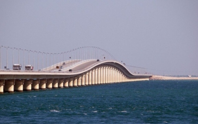 بعد تهديدات إيران… السعودية تُغلق جسر الملك فهد الرابط مع البحرين