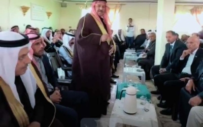 الشيخ إياد الحجوج يقود جاهة عشائرية لاحتواء حادثة مقتل الشاب سيف الخوالدة